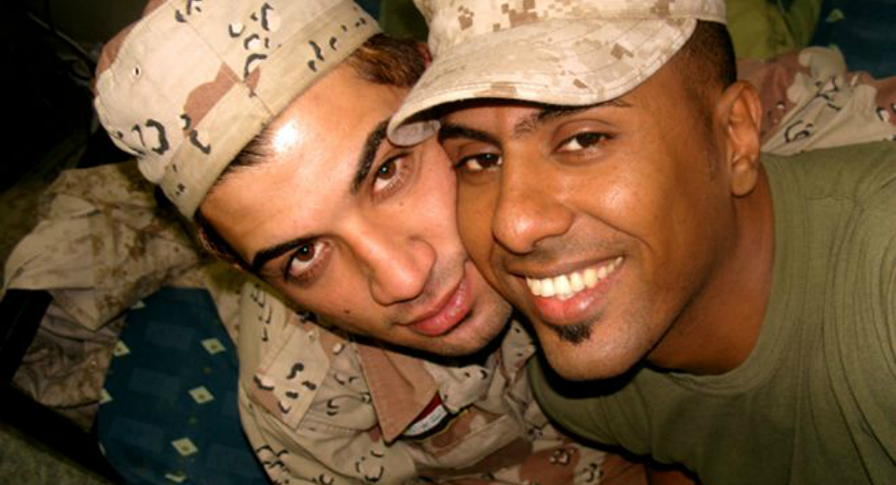 جنديان عراقيان يهربان إلى أمريكا ليتزوجا ويكشفا عن قصة حبهما